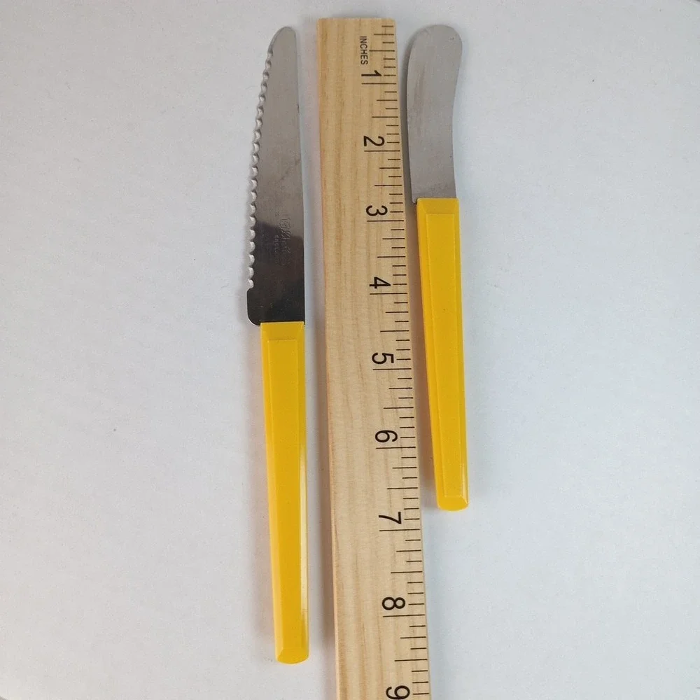 MCM  7 Serrated Knives 2 Spreader Knives Yellow Plastic Handle Regent Sheffield